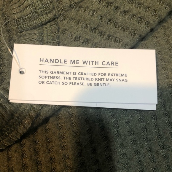 American Eagle Soft Bateau Neckline Tee NWT - Picture 6 of 6